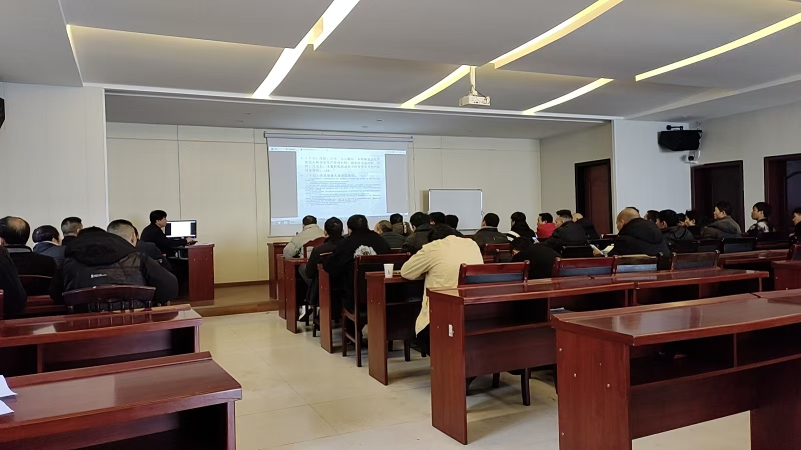 兴仁分公司组织班组长、安全员开展安全培训